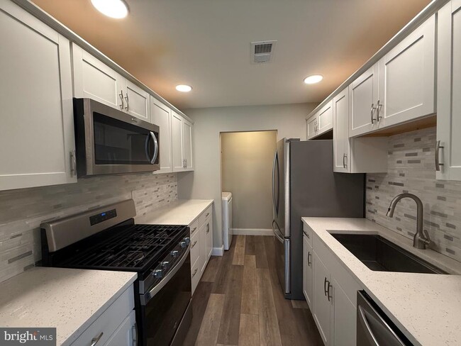 Building Photo - 28 Drewes Ct