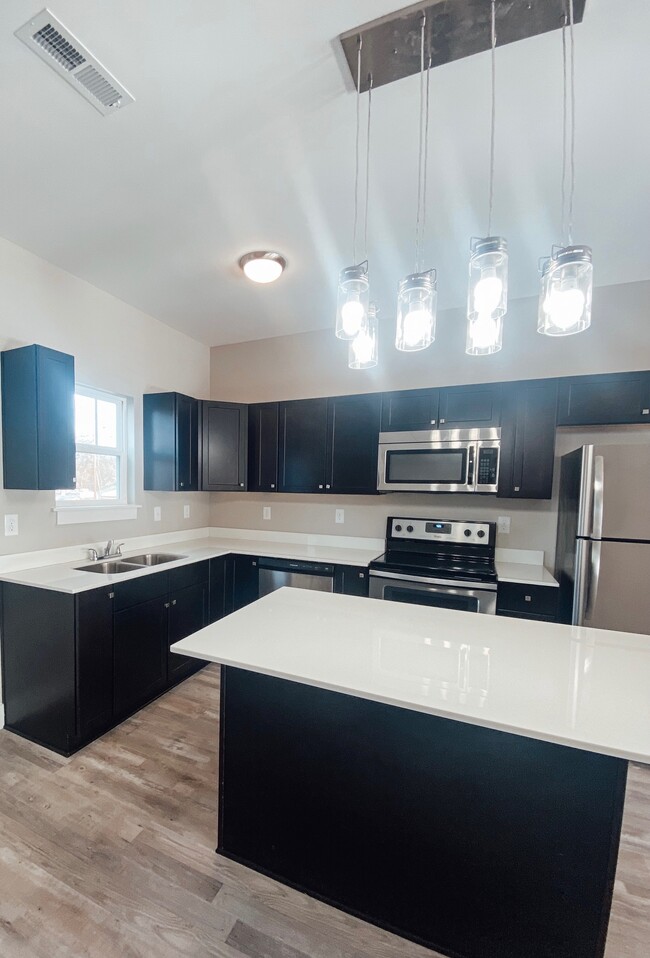 Building Photo - 320 Halo Dr