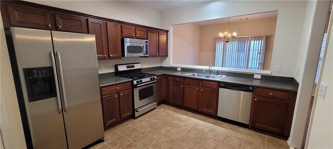 Building Photo - 2429 Fairlie Dr