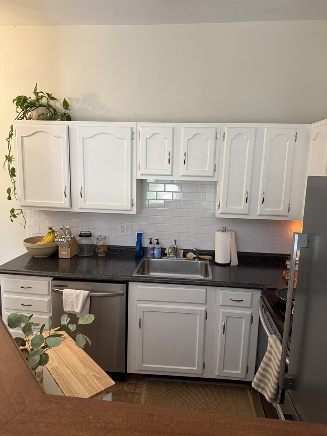 Kitchen - 1373 N Franklin St