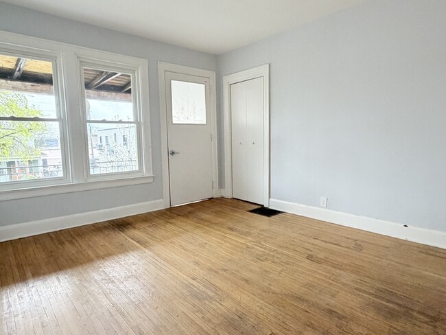 Building Photo - 1022-1022 Gladstone Ave