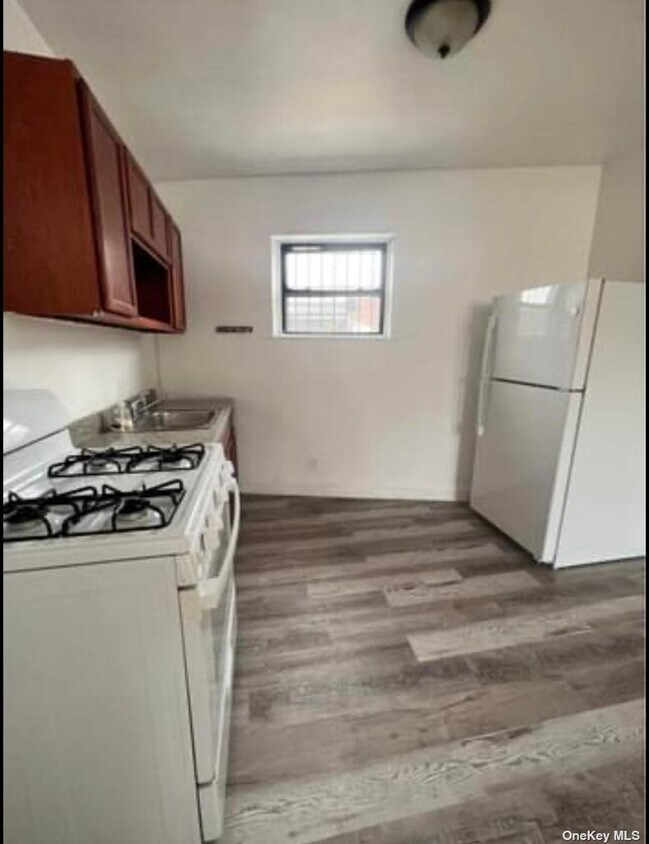 Building Photo - 122-20 Nellis St