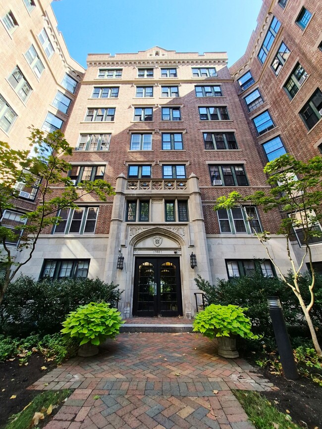 Building Photo - 988 Memorial Dr