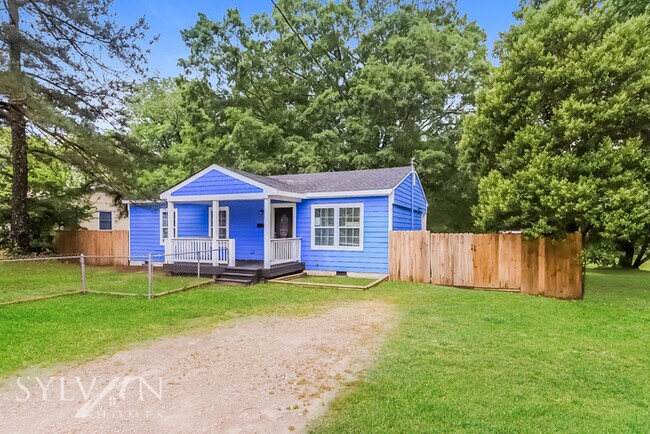 Building Photo - This charming home is ready for your perso...