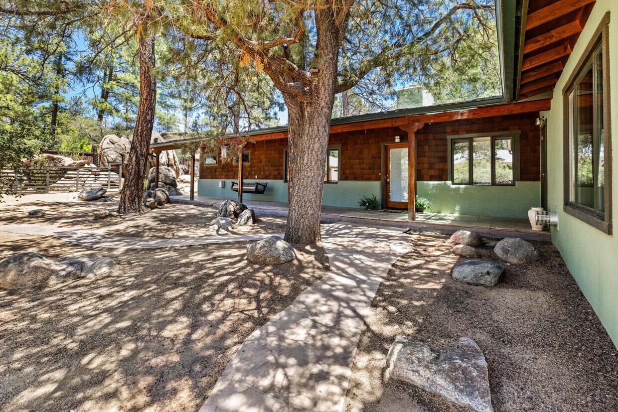 Primary Photo - 809 Lazy Ln