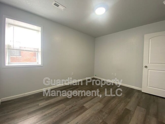 Building Photo - 123.5 N Main St