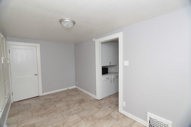Building Photo - Charming 1-Bedroom - Half Month Off First ...