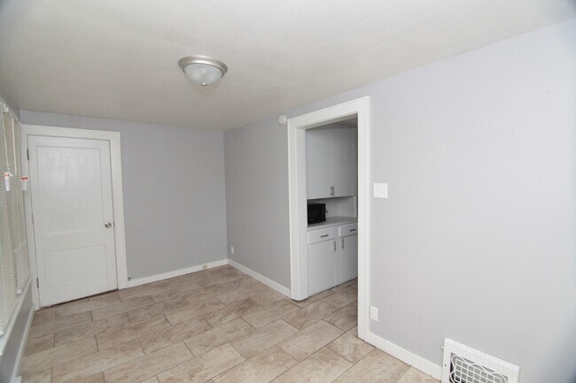 Foto del edificio - Charming 1-Bedroom - Half Month Off First ...