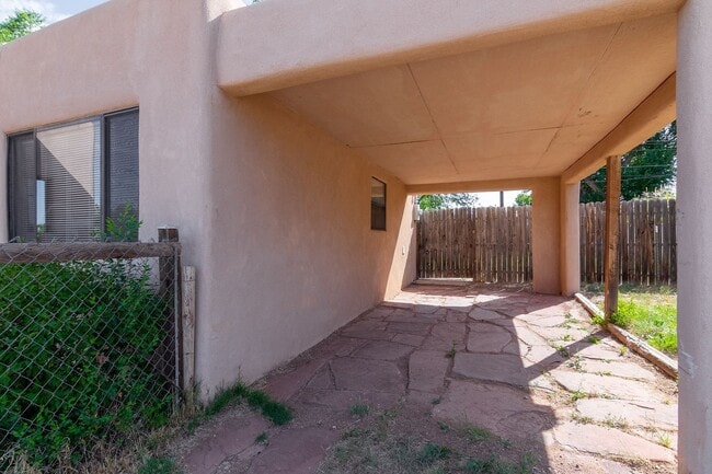 Building Photo - Cute Centrally Located Single Family Home ...