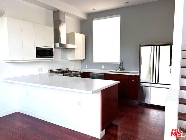 Foto del edificio - 1200 N Sweetzer Ave