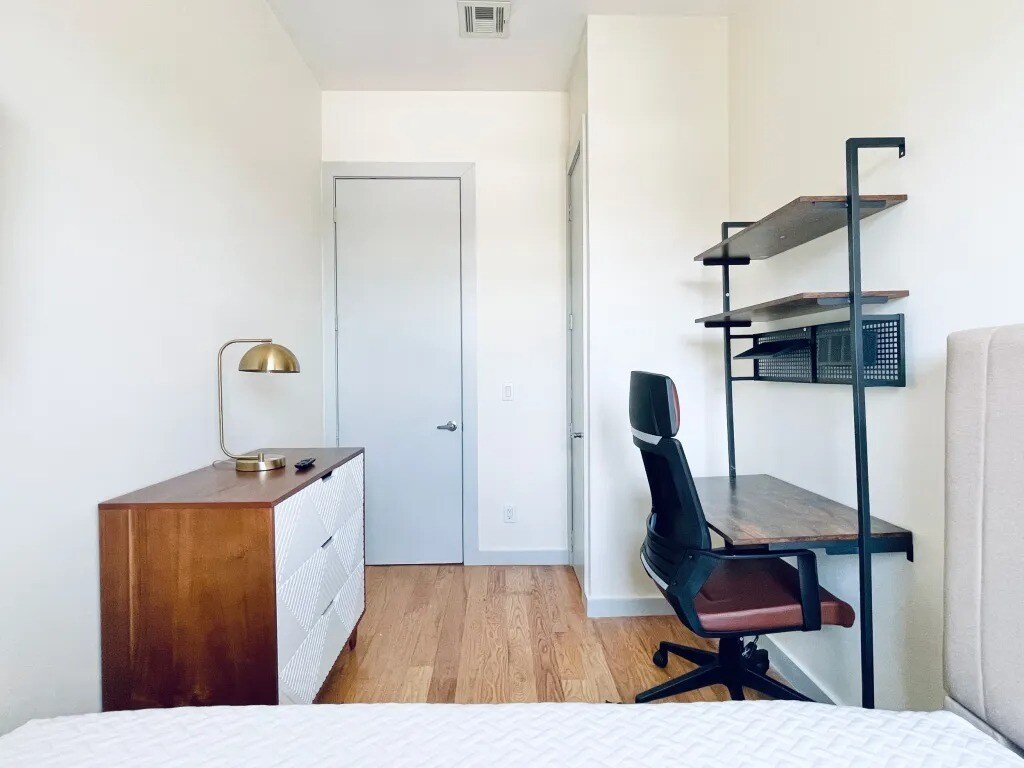 Building Photo - Furnished room/NOT APARTMENT