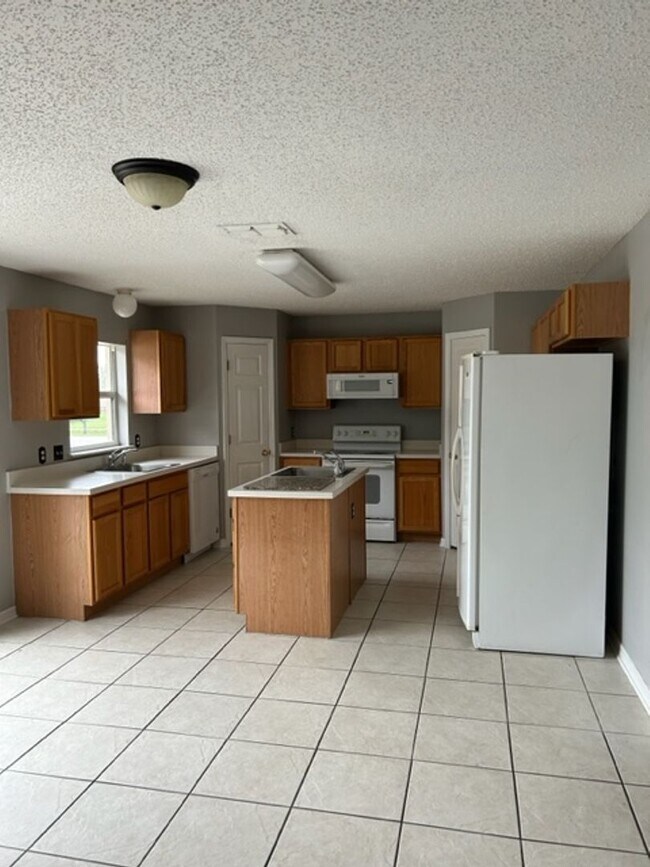 Foto del edificio - 4 Bedroom 2 1/2 bath home  NO PETS