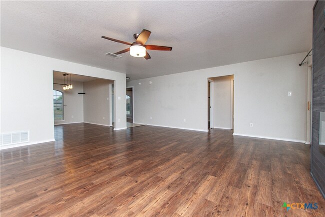 Building Photo - 221 Timber Ridge Dr