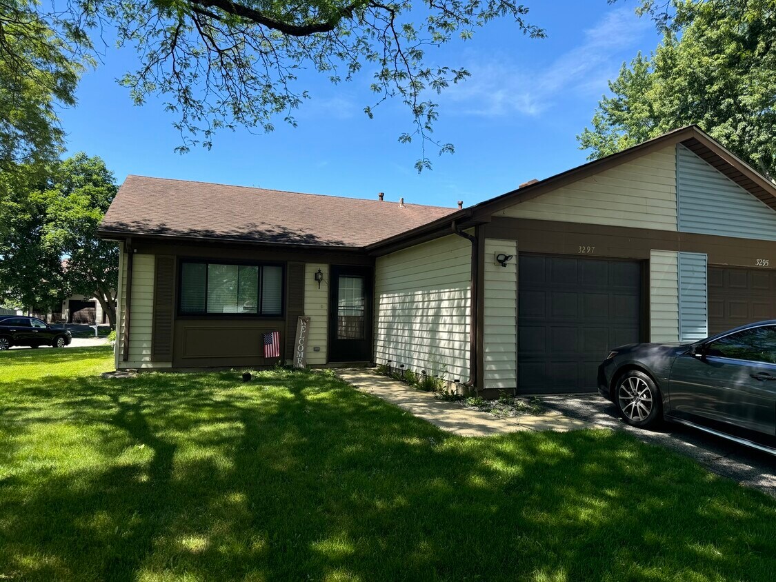 3297 Fox Hill Rd, Aurora, IL 60504 Condo for Rent in Aurora, IL
