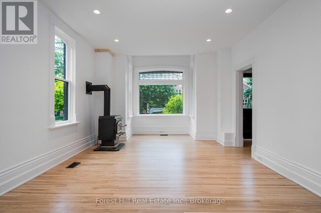 Building Photo - 62 Bruce St S