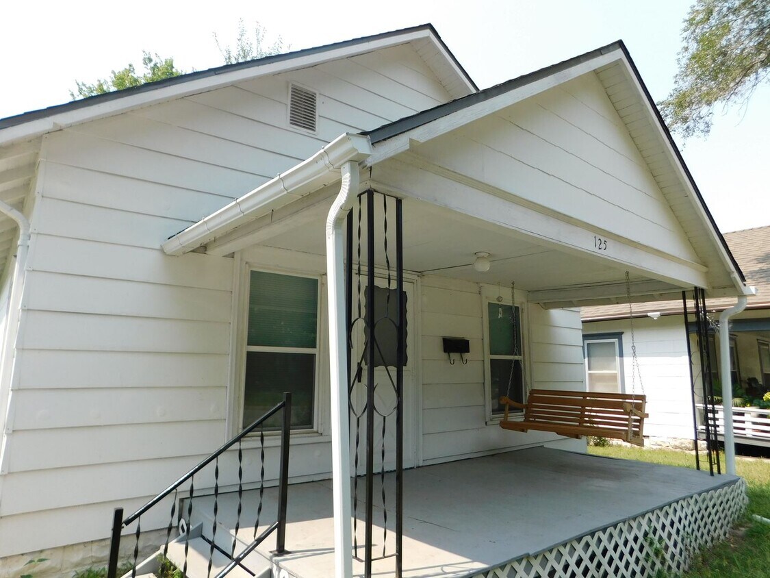Foto principal - Charming 2 Bedroom/1 Bath Home in El Dorado!