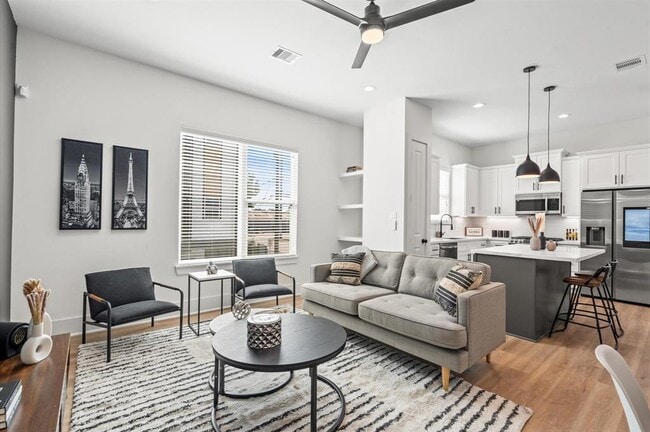 Building Photo - 5213 Pine Tree Dr