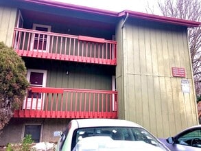 Building Photo - 2026 Summit St Building Photo - 2026 Summit St