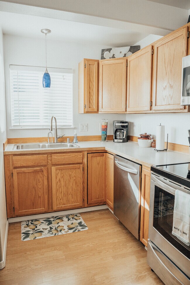 Foto del edificio - 5951 Ridgelake Cir