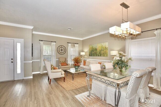 Building Photo - Gorgeous 5/2.5 Pool Home with a Covered Pa...