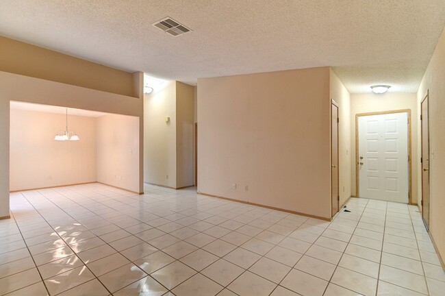 Building Photo - 4651 4 Leaf Clover Dr