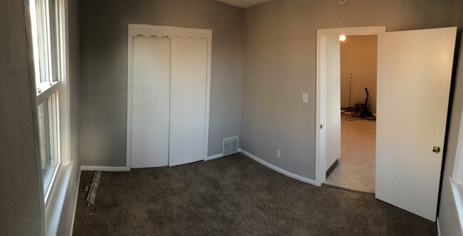 Dormitorio de la planta baja - 1976 E 124th Pl