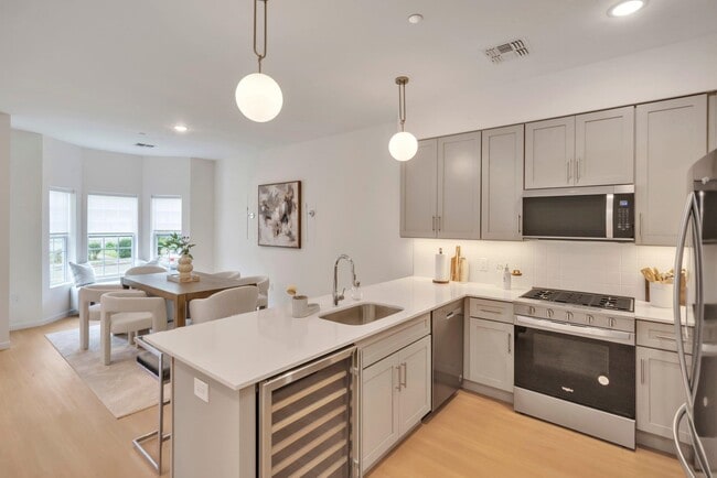 Building Photo - 70 RIDGEDALE Ave