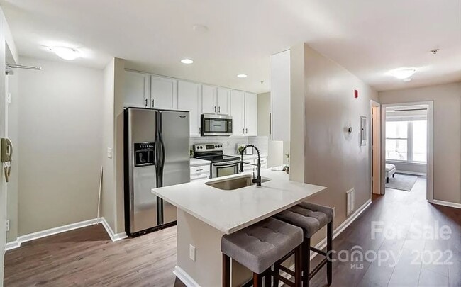 Building Photo - 646 Raphael Pl