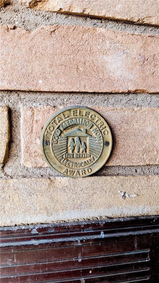 Foto del edificio - Charming 3-Bed, 2-Bath Oasis on West 6th Street - Spacious 2,685 Sq Ft Home in McGregor, TX!