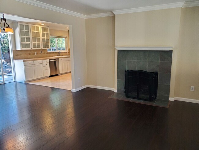 Building Photo - Gorgeous 3 bedroom 2 bath home with 2 car ...