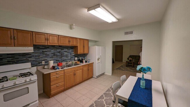 Foto del edificio - 1330 E 10th St