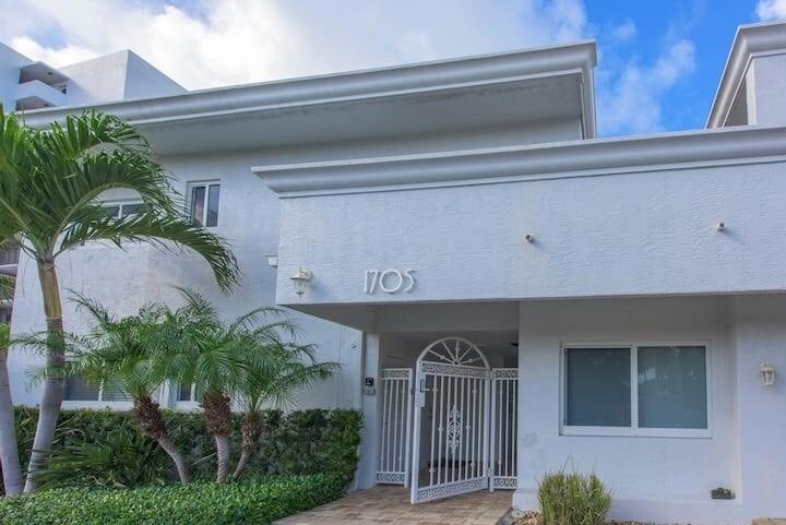 Foto principal - 1705 N Riverside Dr