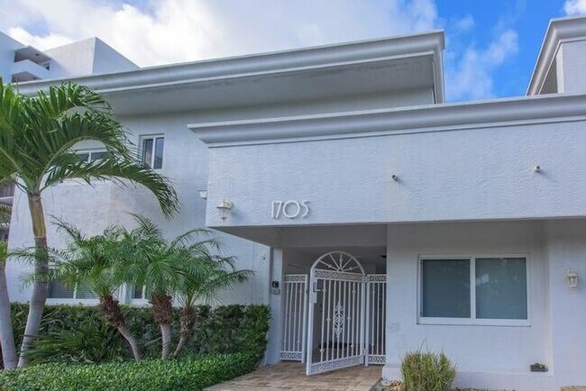 Photo - 1705 N Riverside Dr Apartment