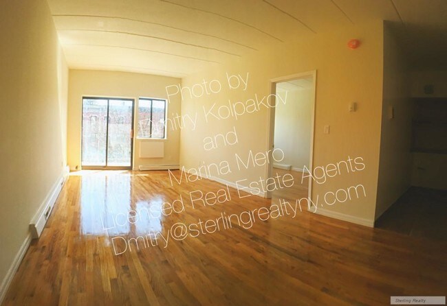 Building Photo - 2072 Steinway St
