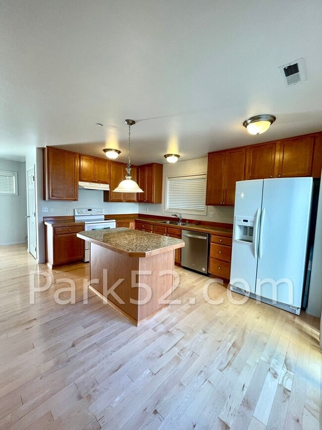 Building Photo - 3 Bedroom 3 Bathroom + Loft DuPont Home!