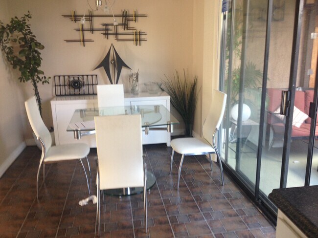 Foto del edificio - 933 Loma Ave