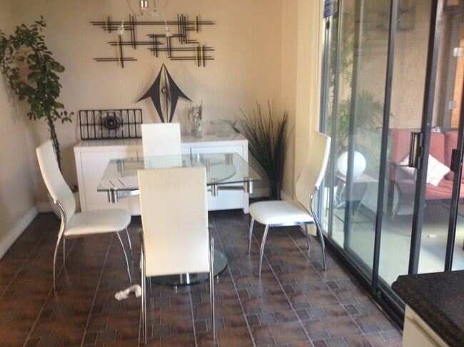 Building Photo - 933 Loma Ave