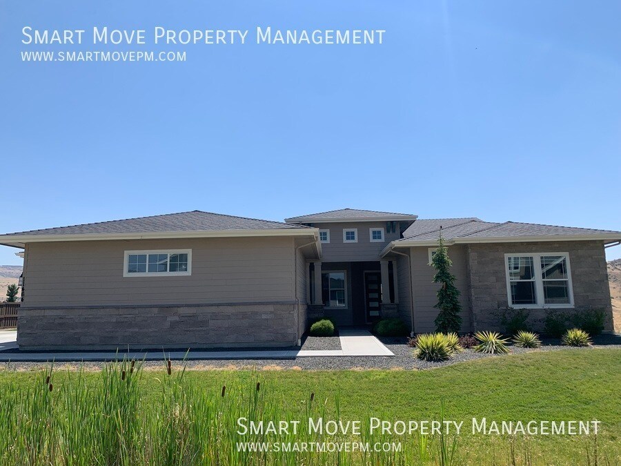 Primary Photo - Hilltop Oasis. Luxury 3 bd + Office in Car...