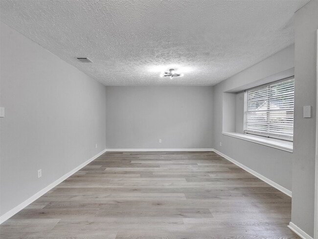 Building Photo - 3202 Lakehaven Dr