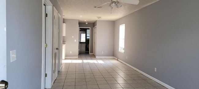 Building Photo - Efficient & Economical 2Bed/2Ba Triplex Un...