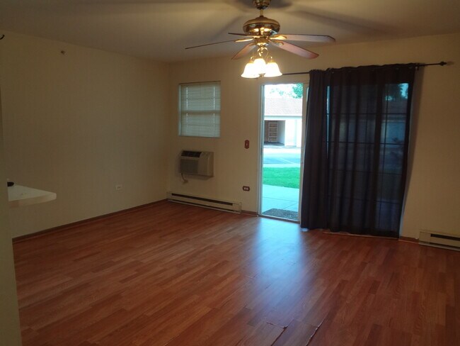 Foto del edificio - 1490 Spring Brook Ct