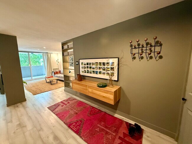 Foto del edificio - 1090 N Lafayette St