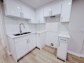 Building Photo - 614-656 56 Ave SW