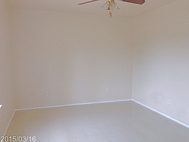 Building Photo - 3 Bdrm 1 Bath Home Available for Immediate...
