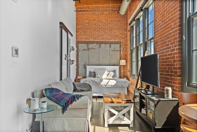 Building Photo - 319 A St