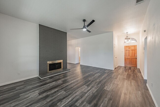 Foto del edificio - Single story 3 bedroom home in the heart o...