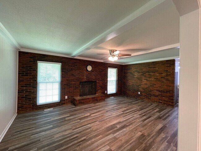Building Photo - Three Bedroom Ranch in West Athens
