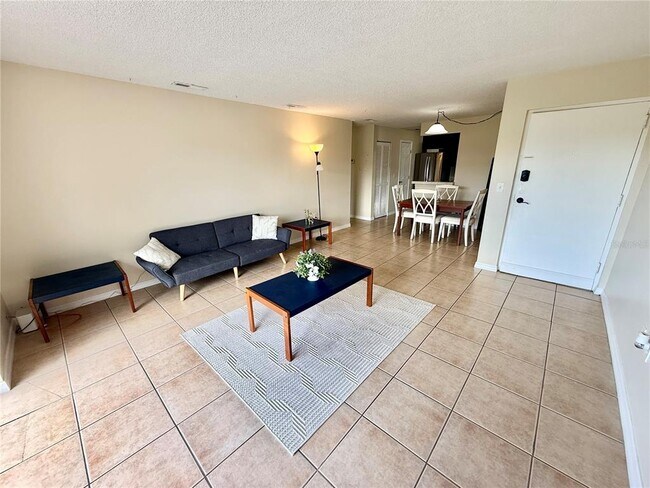 Foto del edificio - 2612 Hidden Lake Dr N