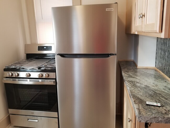 Refrigerador y estufa completamente nuevos. - 143 W 1st Ave