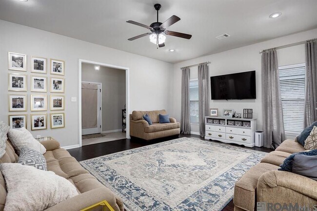 Building Photo - 18326 Sunset Park Dr